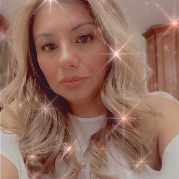 Hi! My name is Karen and I love fashion. - Picture 2 of 3